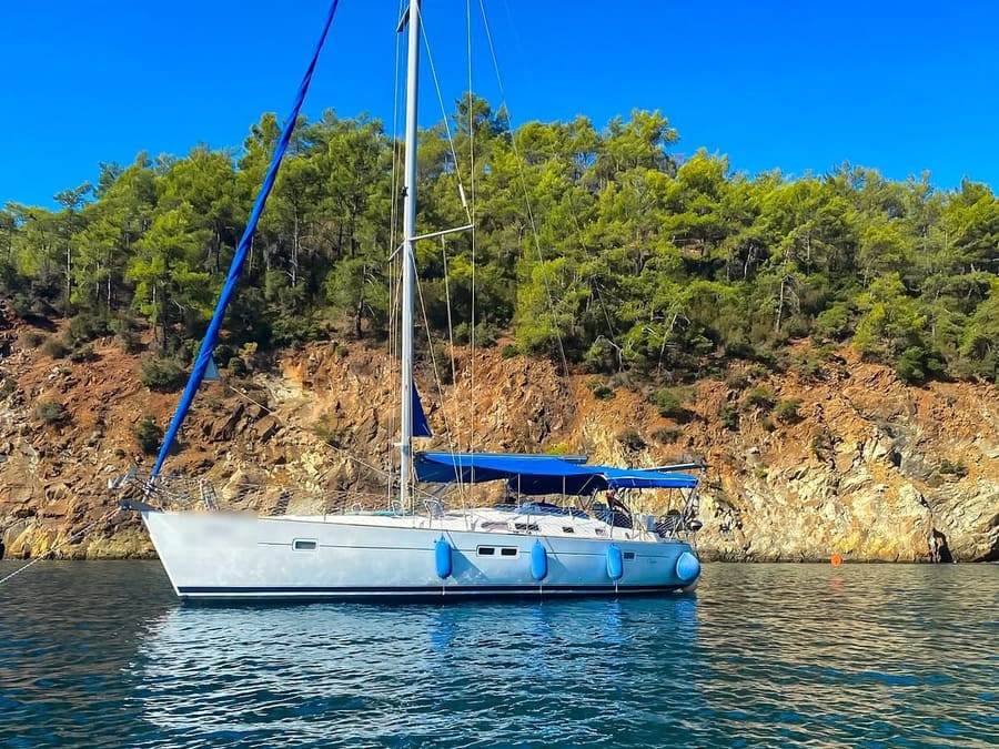 Beneteau Oceanis 423 at anchor in a bay