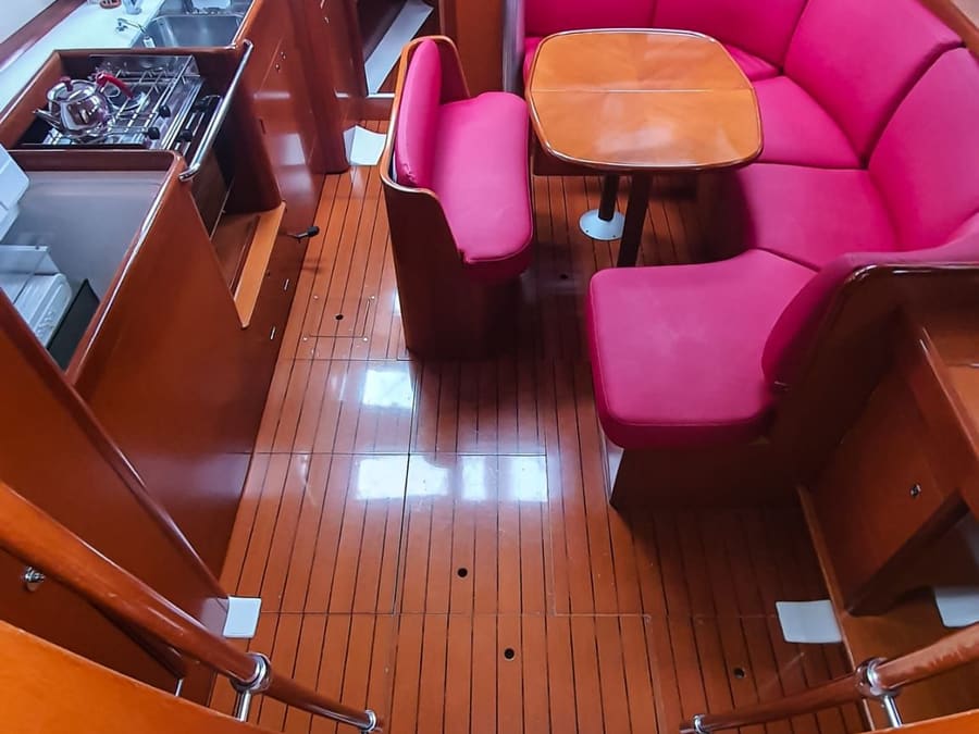 Beneteau Oceanis 423 saloon