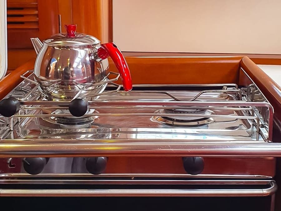 Beneteau Oceanis 423 galley