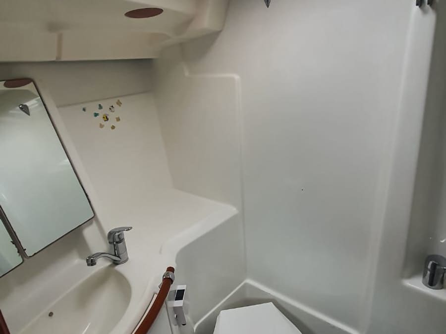 Beneteau Oceanis 423 bathroom