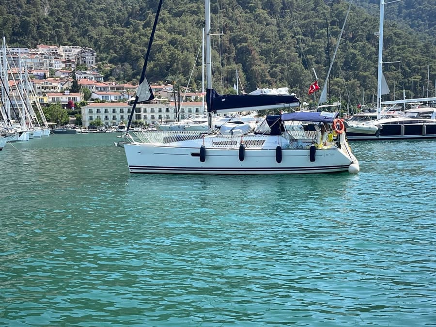 Jeanneau Sun Odyssey 36i yelkenli, marinada