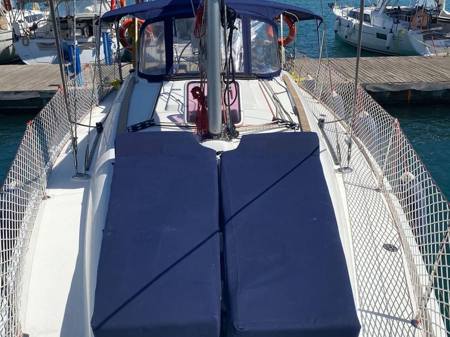 Jeanneau Sun Odyssey 36i foredeck with sunbathing cushions