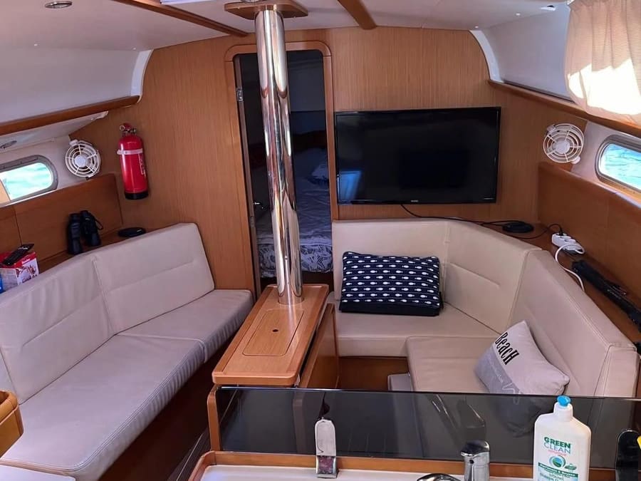 Jeanneau Sun Odyssey 36i saloon