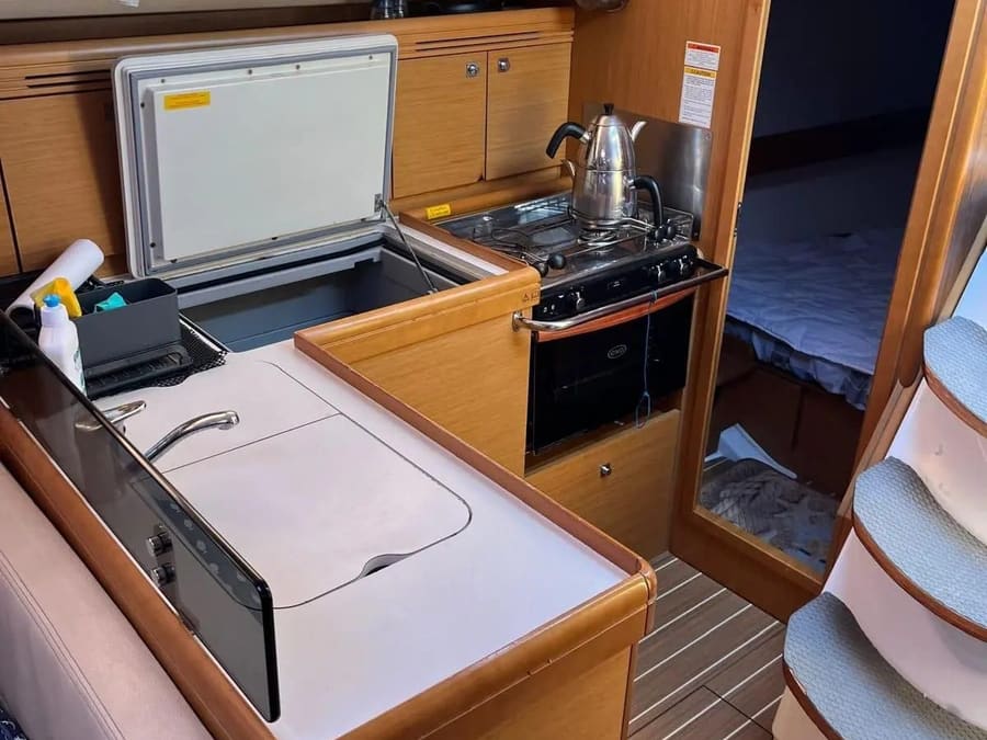 Jeanneau Sun Odyssey 36i galley